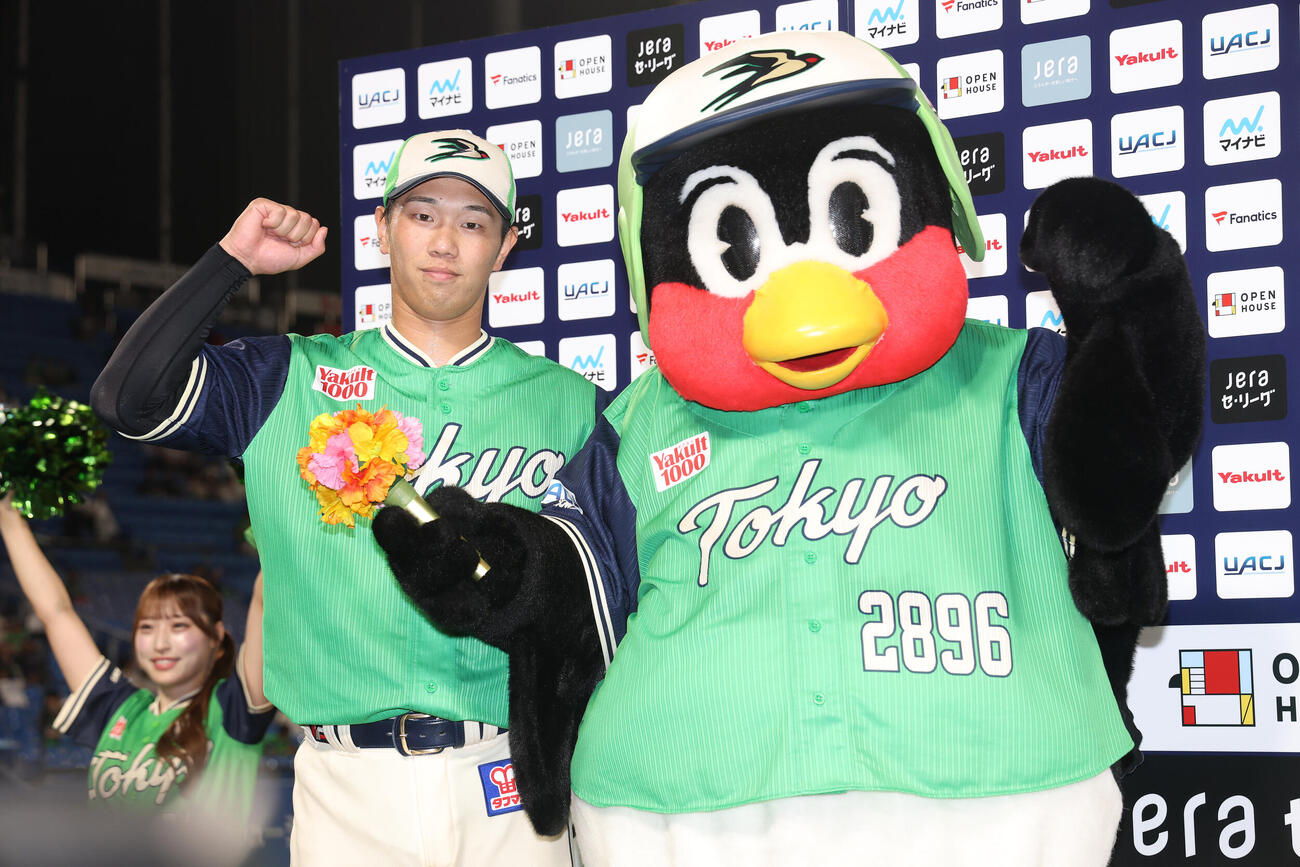 ヤクルト対広島　広島に勝利し写真に納まる、サヨナラ犠打を放ったヤクルト古賀優大（左）とつば九郎（撮影・河田真司）