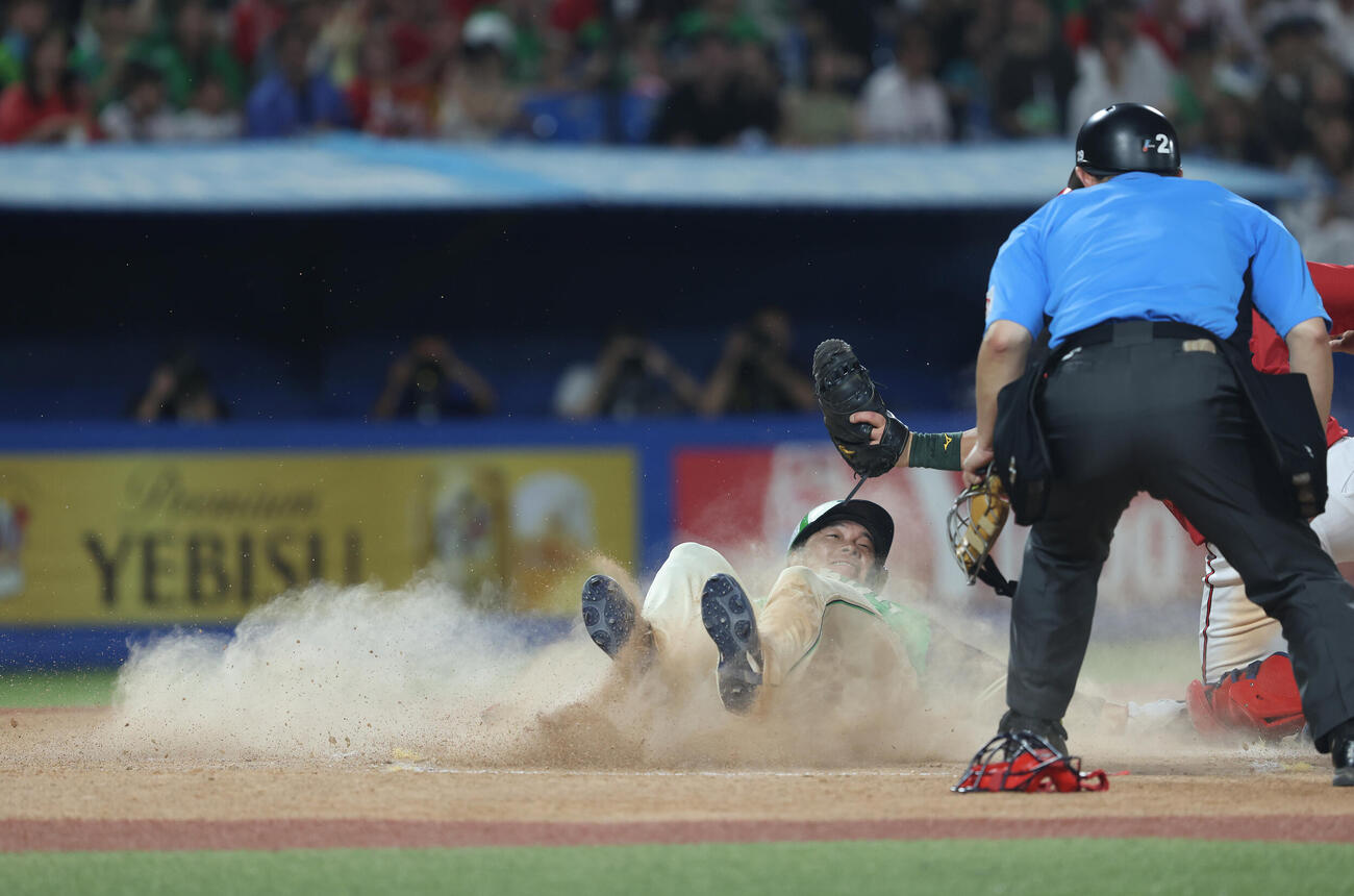 ヤクルト対広島　3回裏ヤクルト1死一、三塁、丸山和郁の左犠飛で生還する松本直樹（撮影・河田真司）