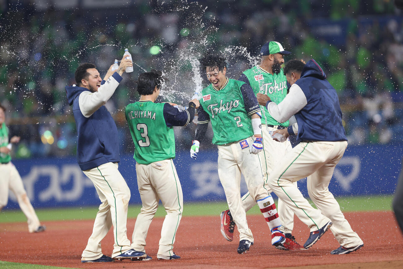 ヤクルト対広島　延長10回裏ヤクルト1死満塁、サヨナラ犠飛を放ち、広島に勝利しチームメートから祝福を受ける古賀優大（中央）（撮影・河田真司）