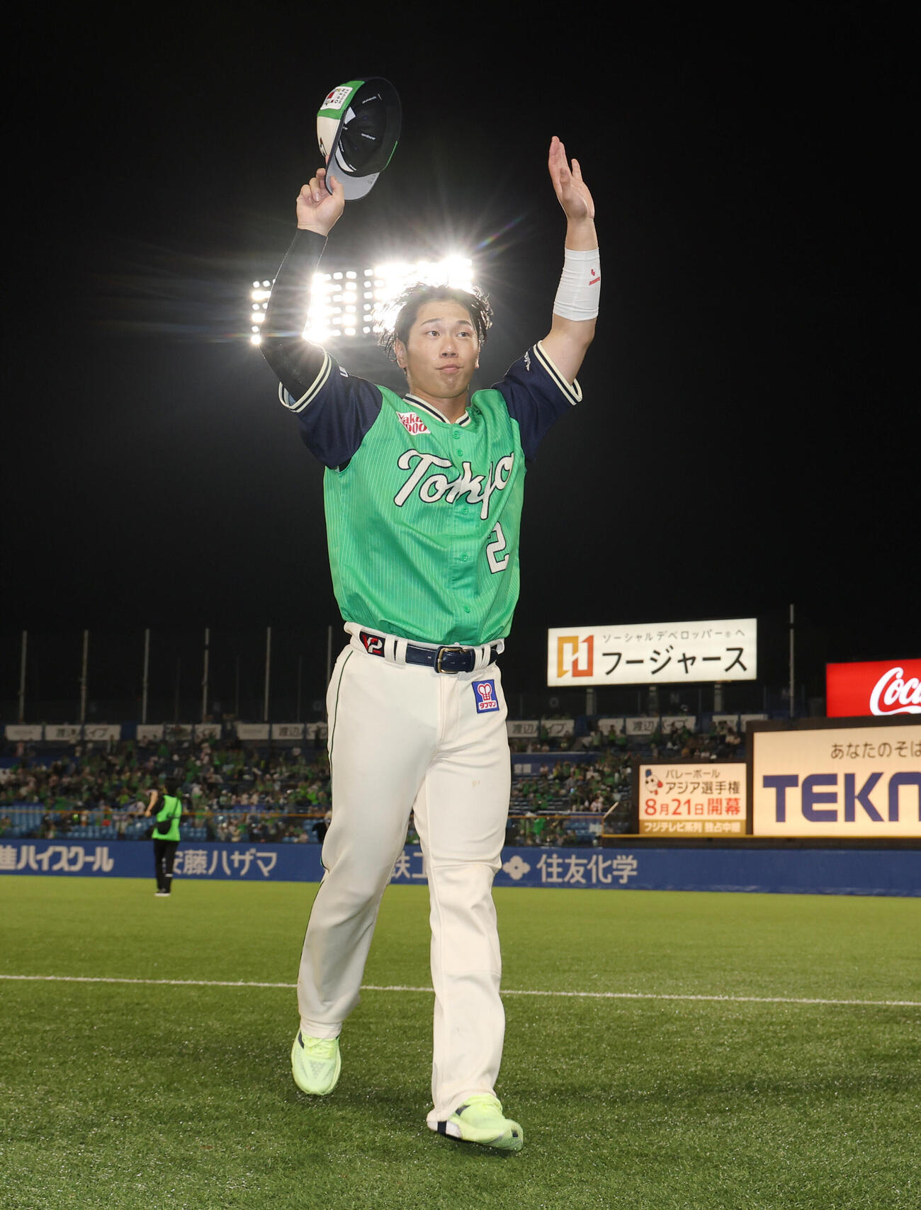 ヤクルト対広島　広島に勝利声援に応えながら引き揚げる古賀優大（撮影・河田真司）
