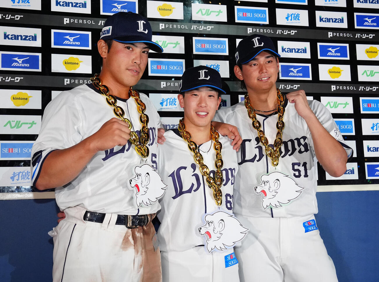 西武対ソフトバンク　お立ち台で写真に納まる西武の選手たち。左から仲三優太、滝沢夏央、西川愛也（撮影・江口和貴）