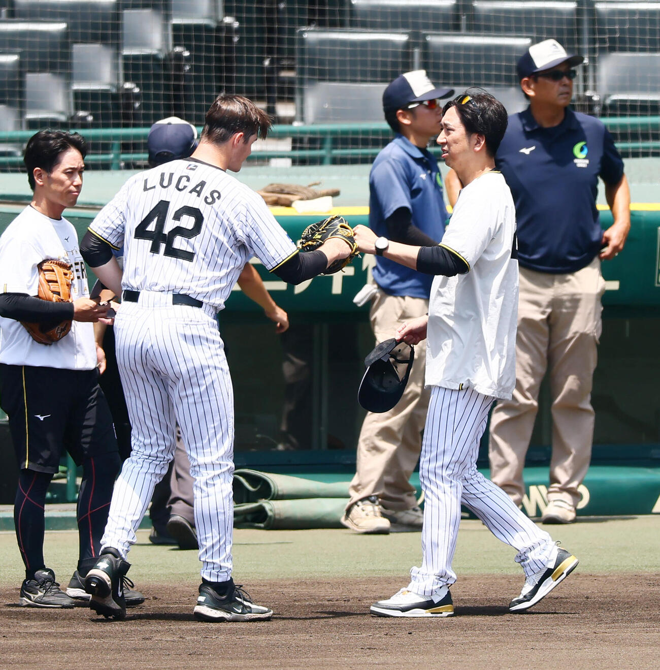 ライブBPに登板する阪神イーストン・ルーカス（左）とグータッチする藤川球児監督（撮影・加藤哉）