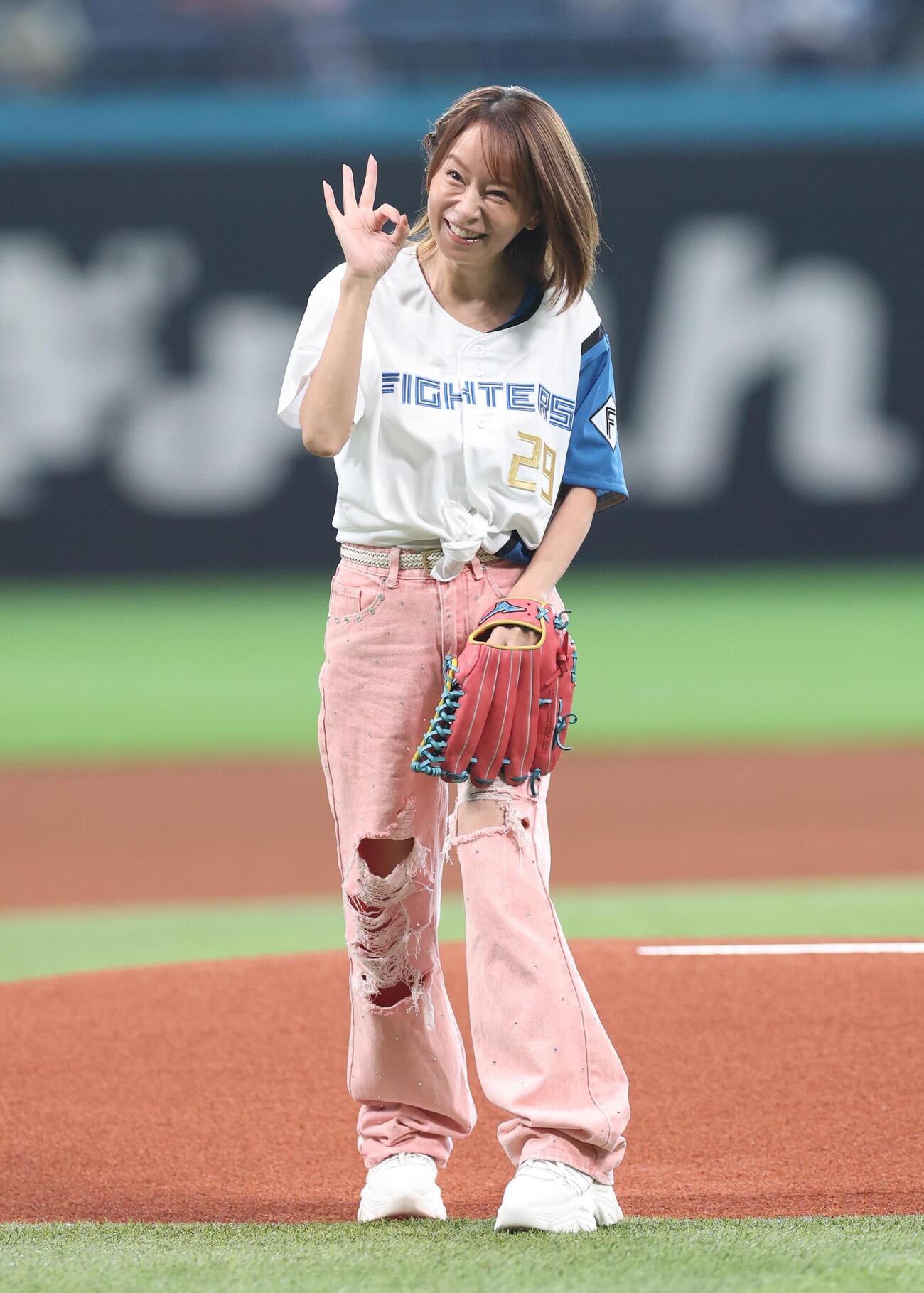ファーストピッチセレモニーに登場の鈴木亜美（撮影・黒川智章）