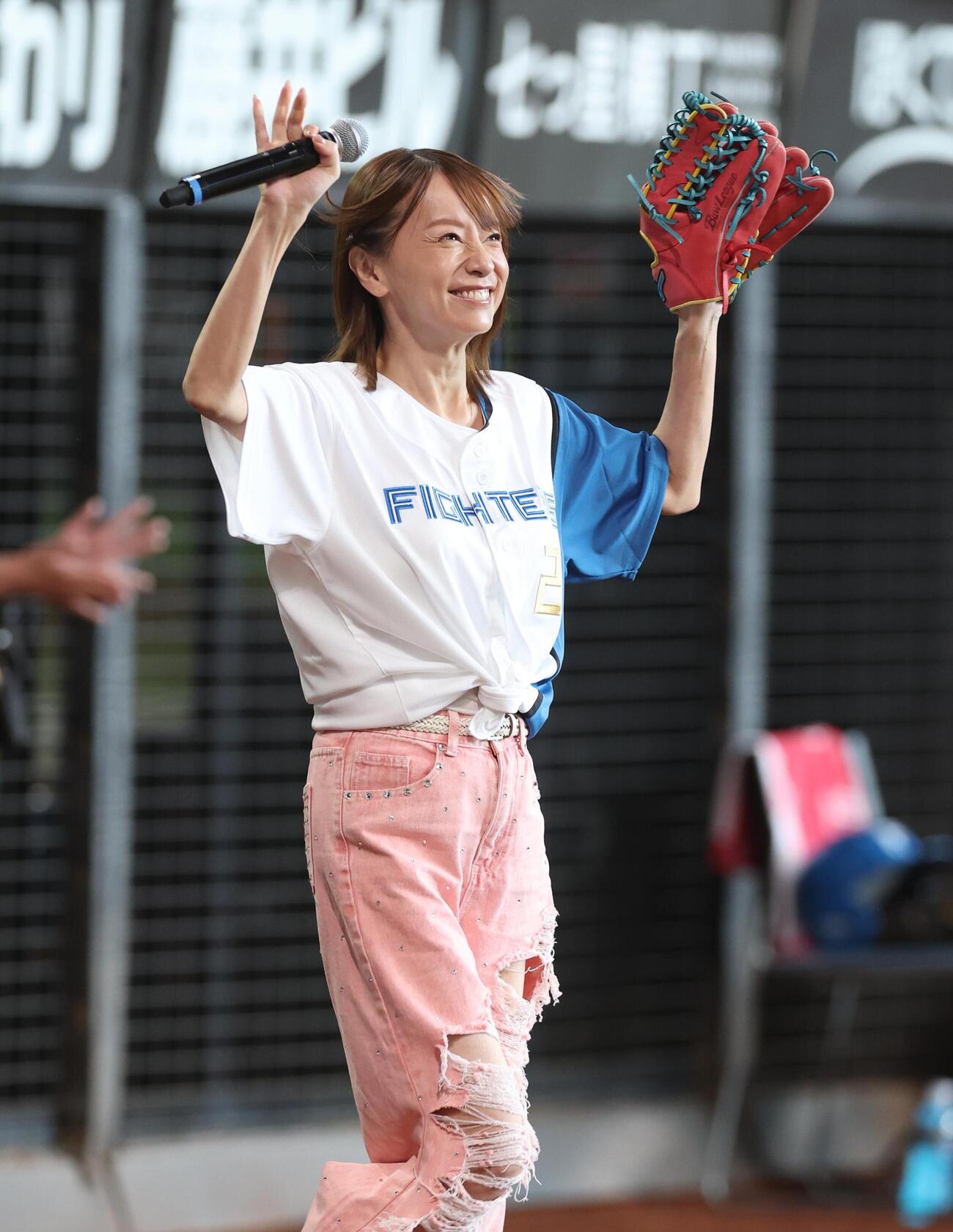 ファーストピッチセレモニーに登場の鈴木亜美（撮影・黒川智章）