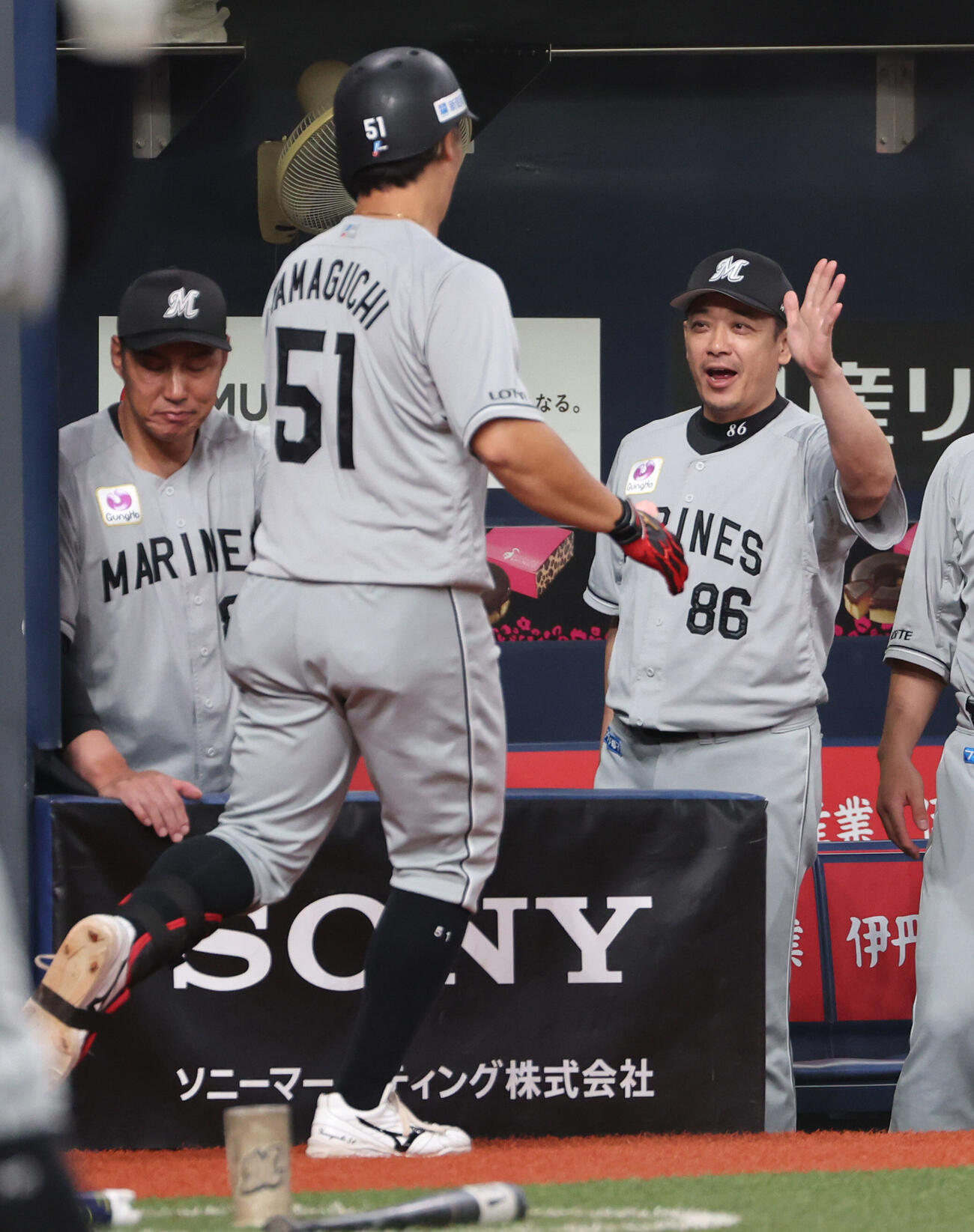 オリックス対ロッテ　1回表ロッテ1死、本塁打の山口航輝をベンチで迎えるサブロー監督（撮影・西尾就之）