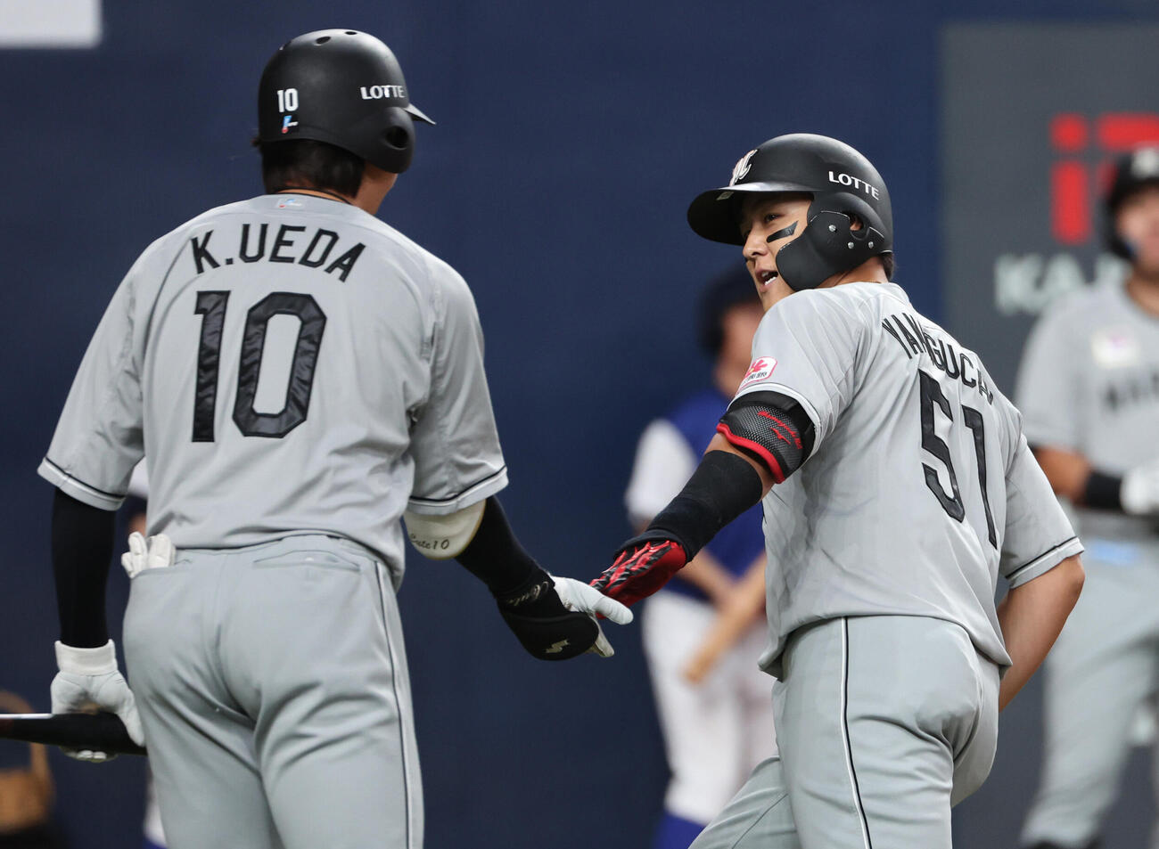 オリックス対ロッテ　1回表ロッテ1死、山口航輝は先制本塁打を放ち生還、上田希由翔とタッチをかわす（撮影・西尾就之）