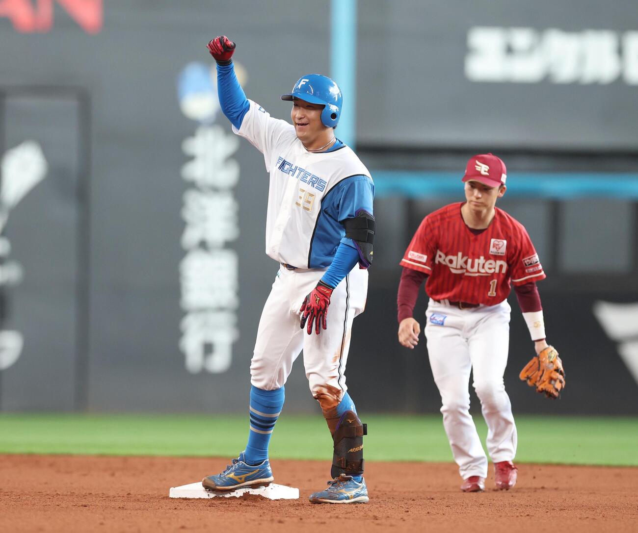 日本ハム対楽天　1回裏日本ハム無死、二塁打を放ちガッツポーズの有薗直輝（撮影・黒川智章）