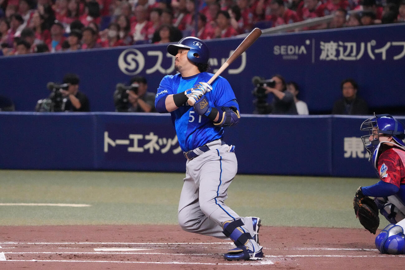中日対DeNA 2回表DeNA1死、安打を放つ宮崎敏郎（撮影・森本幸一）