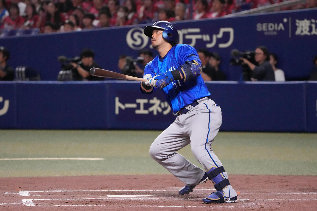 中日対DeNA 4回表DeNA2死、本塁打を放つ宮崎敏郎（撮影・森本幸一）