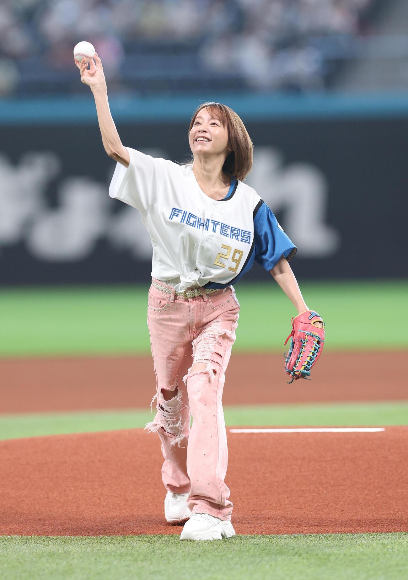 ファーストピッチセレモニーに登場の鈴木亜美（撮影・黒川智章）