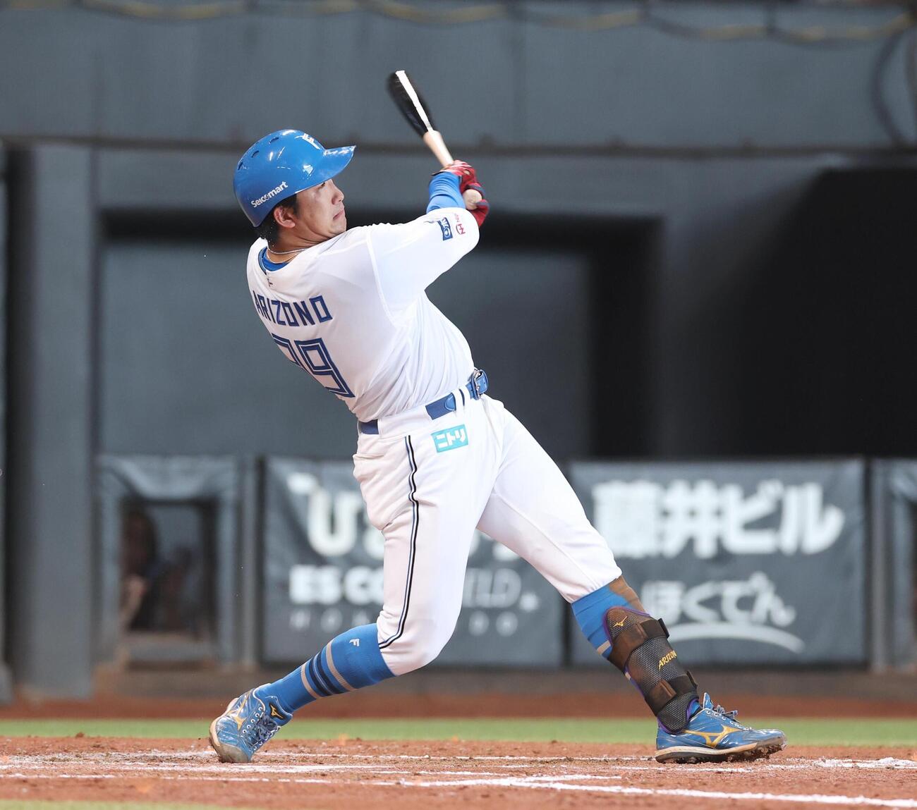 日本ハム対楽天　2回裏日本ハム2死一、三塁、適時打を放つ有薗直輝（撮影・黒川智章）