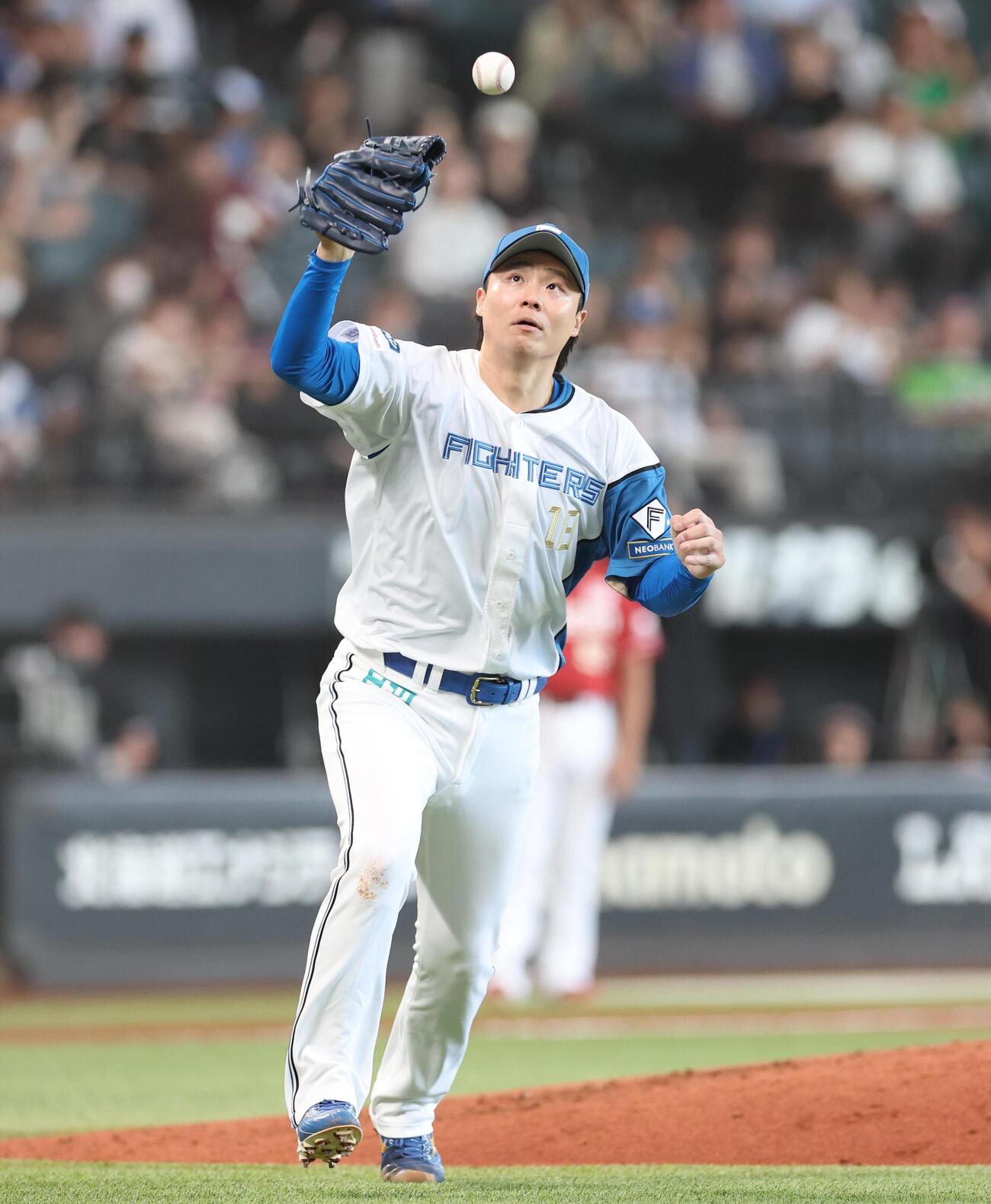 日本ハム対楽天　4回表楽天1死、繁永晟を投ゴロに抑える山崎福也（撮影・黒川智章）