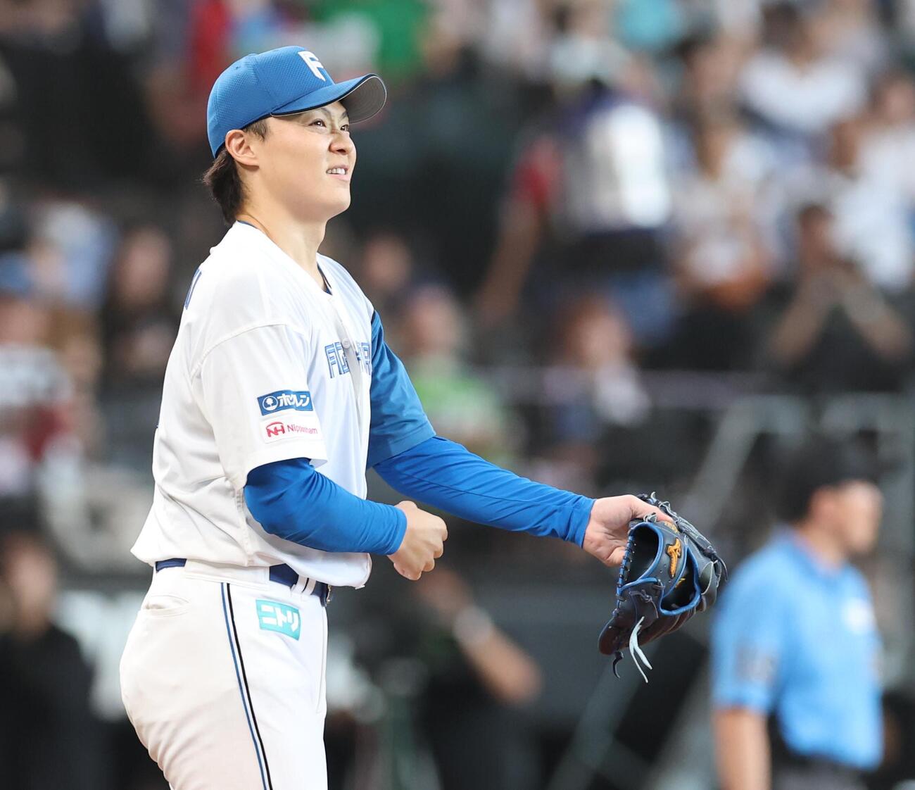 日本ハム対楽天　2回表、浅村栄斗に本塁打を浴び顔をしかめる山崎福也（撮影・黒川智章）
