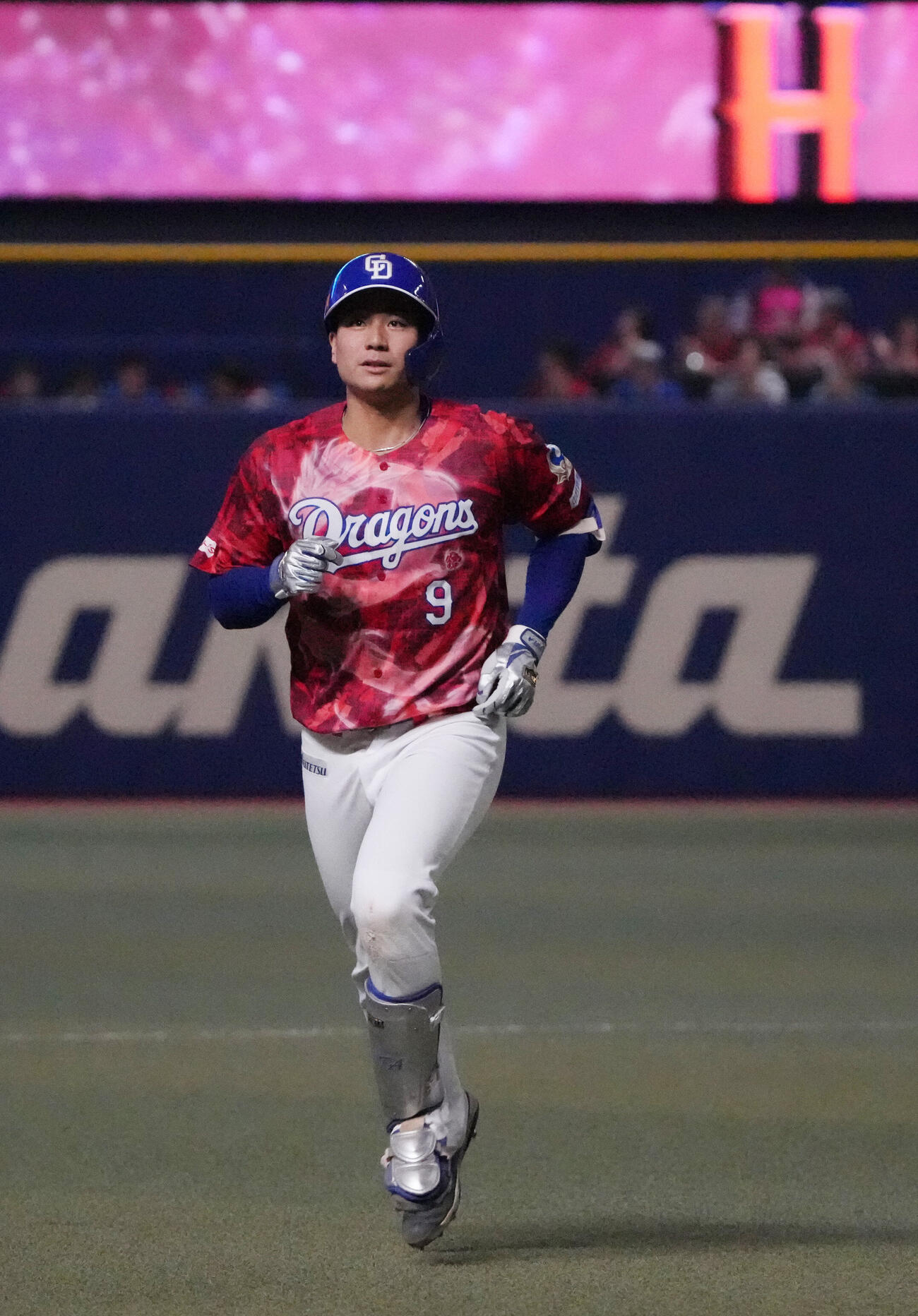 中日対DeNA 3回裏中日1死、本塁打を放ちダイヤモンドを回る石伊雄太（撮影・森本幸一）