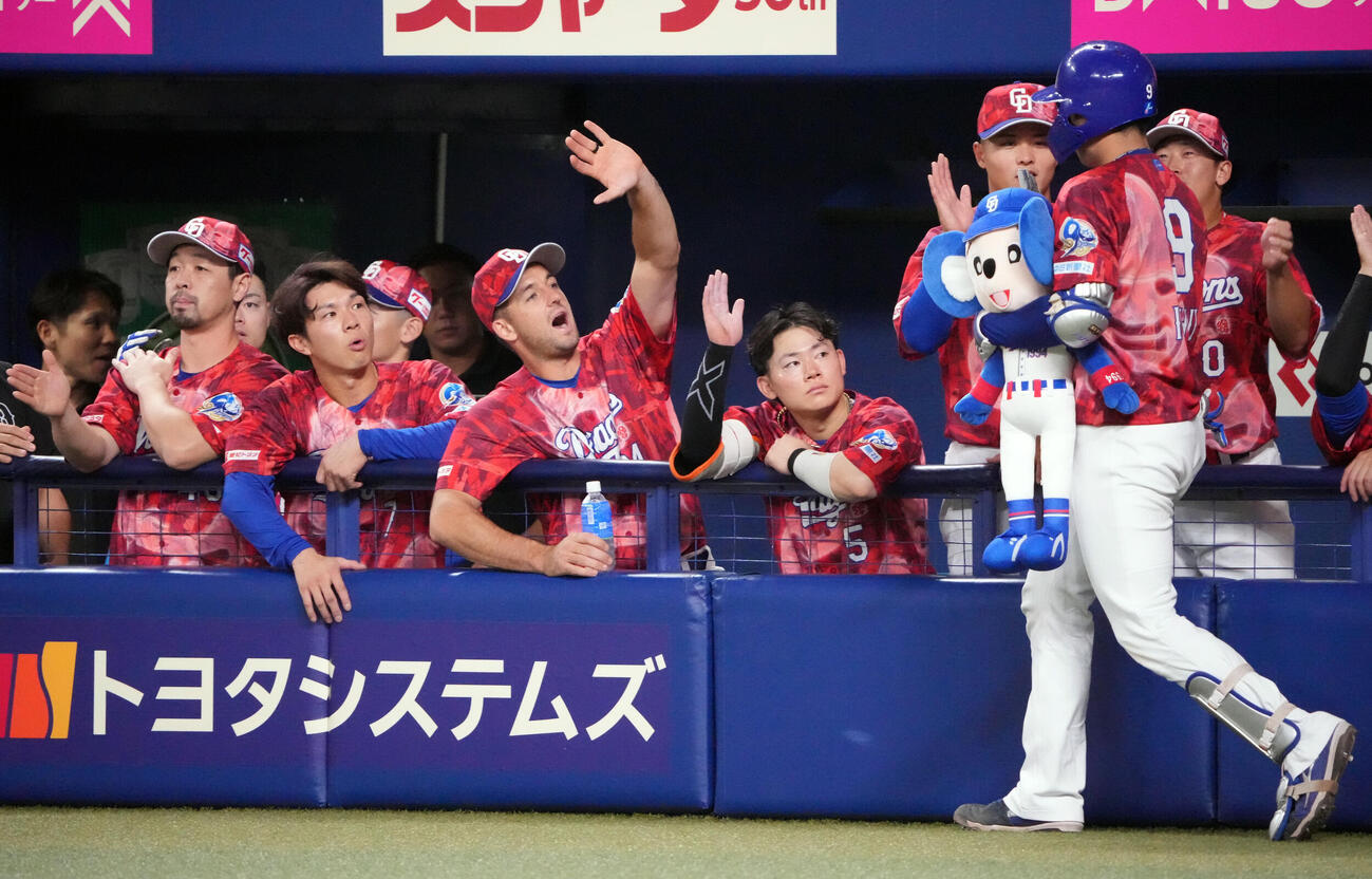 中日対DeNA 3回裏中日1死、本塁打を放った石伊雄太を迎える中日ナイン（撮影・森本幸一）