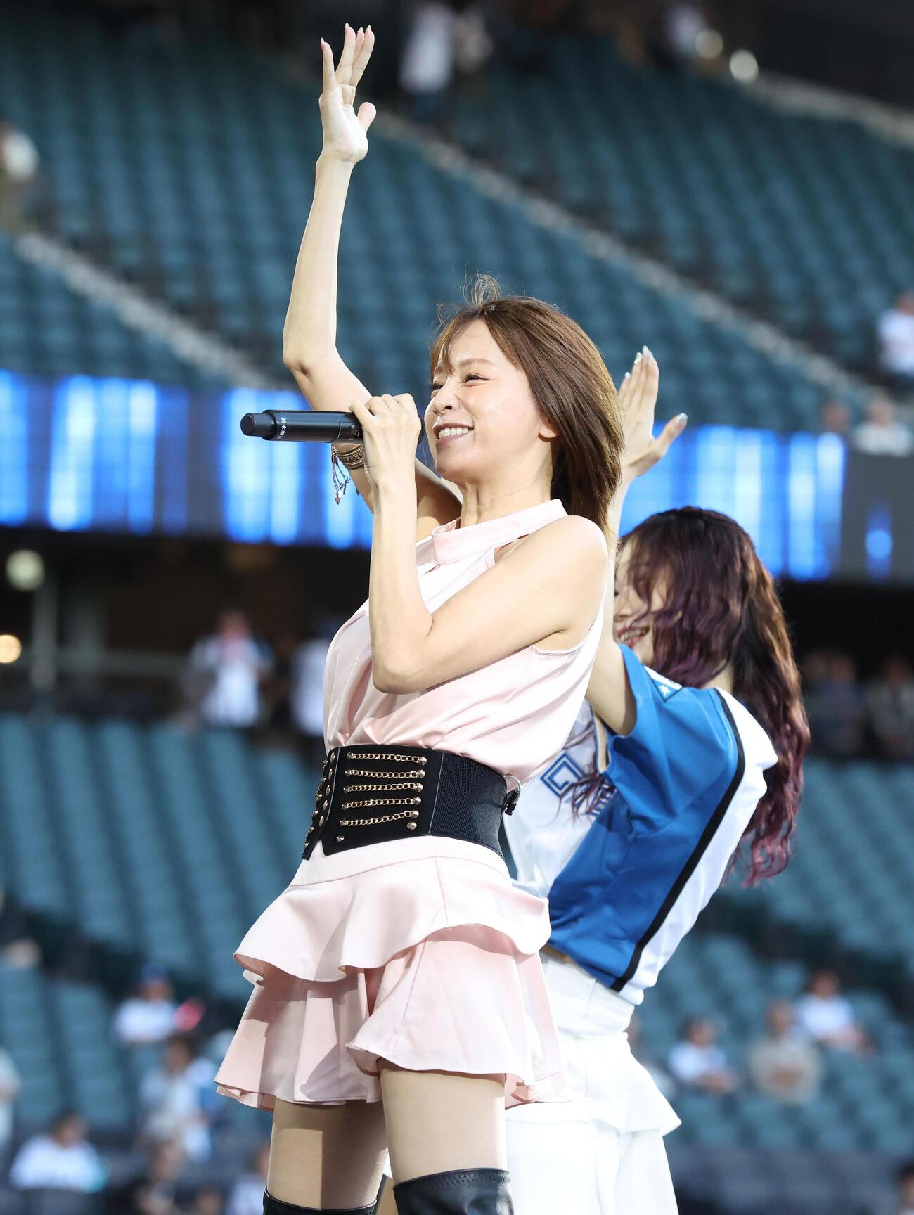 日本ハム対楽天　試合後、ライブを行う鈴木亜美（撮影・黒川智章）