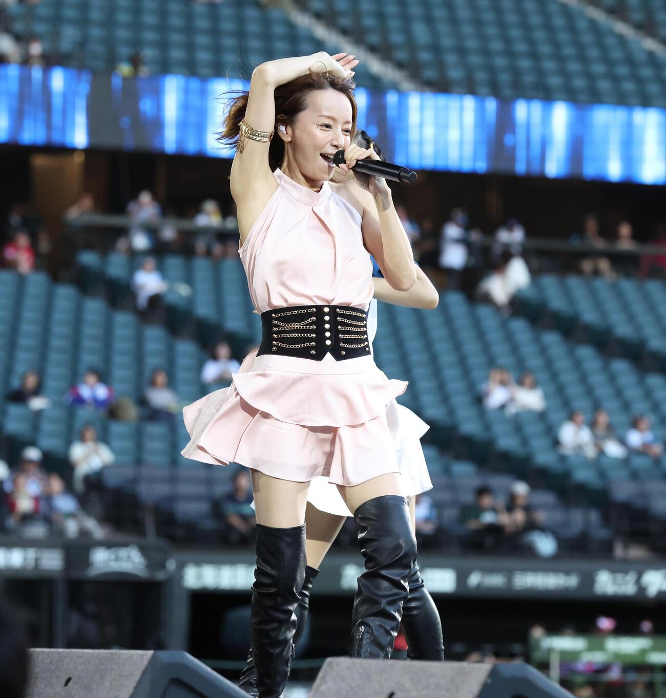 日本ハム対楽天　試合後、ライブを行う鈴木亜美（撮影・黒川智章）