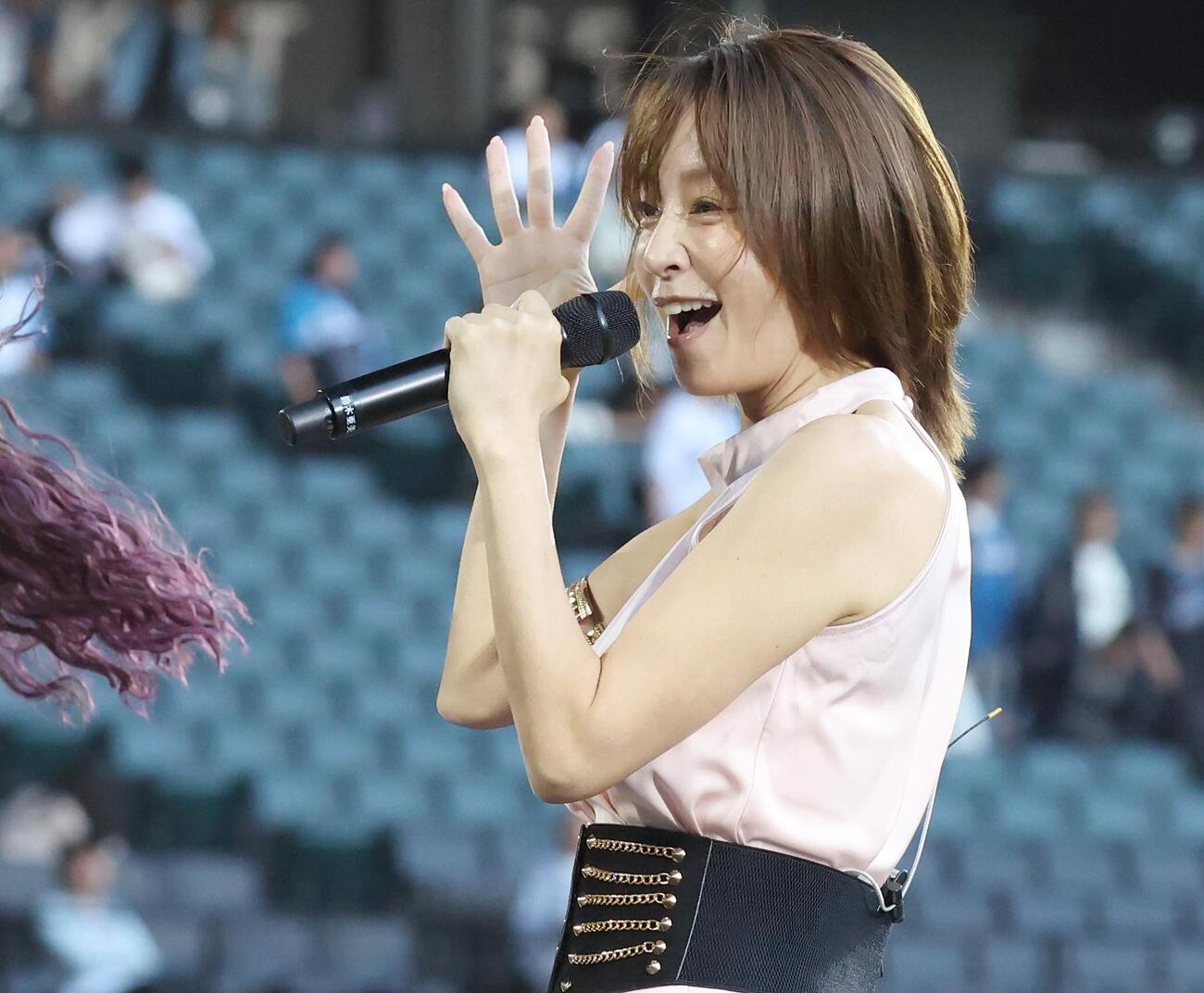 日本ハム対楽天　試合後、ライブを行う鈴木亜美（撮影・黒川智章）