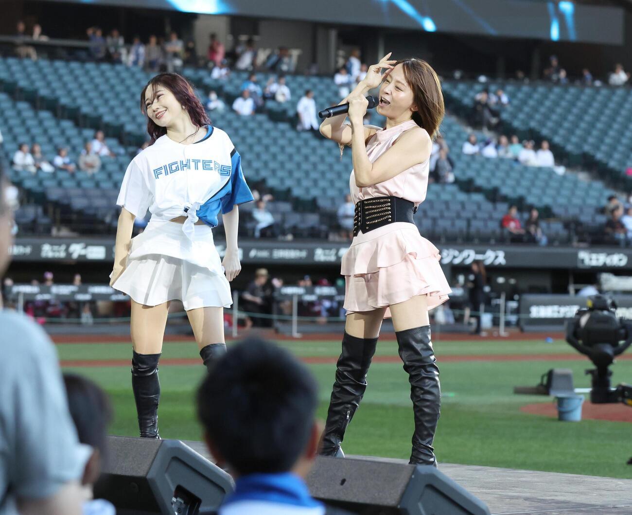 日本ハム対楽天　試合後、ライブを行う鈴木亜美（撮影・黒川智章）