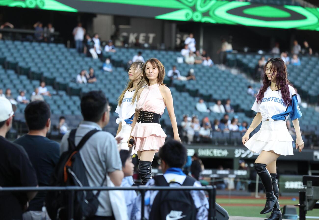 日本ハム対楽天　試合後、ライブを行う鈴木亜美（撮影・黒川智章）