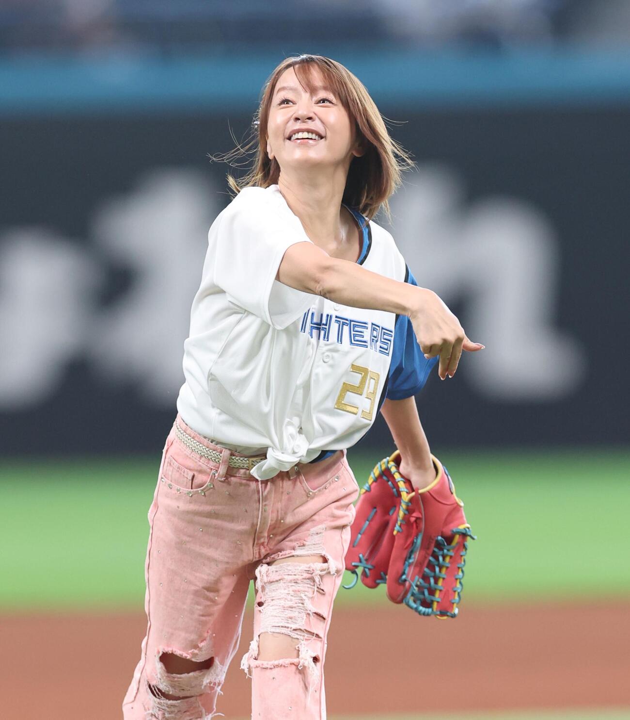 ファーストピッチセレモニーに登場の鈴木亜美（撮影・黒川智章）