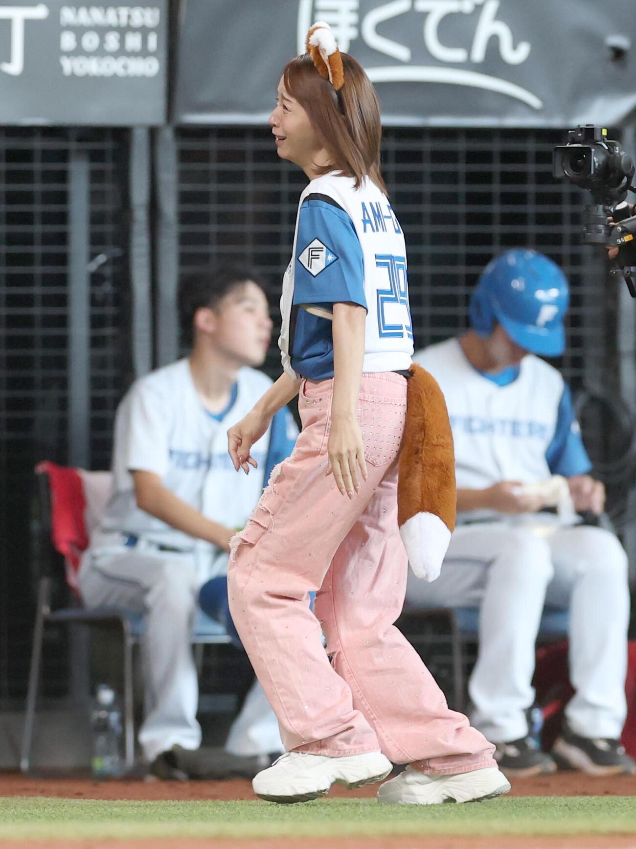 日本ハム対楽天　「きつねダンス」を踊る鈴木亜美（撮影・黒川智章）