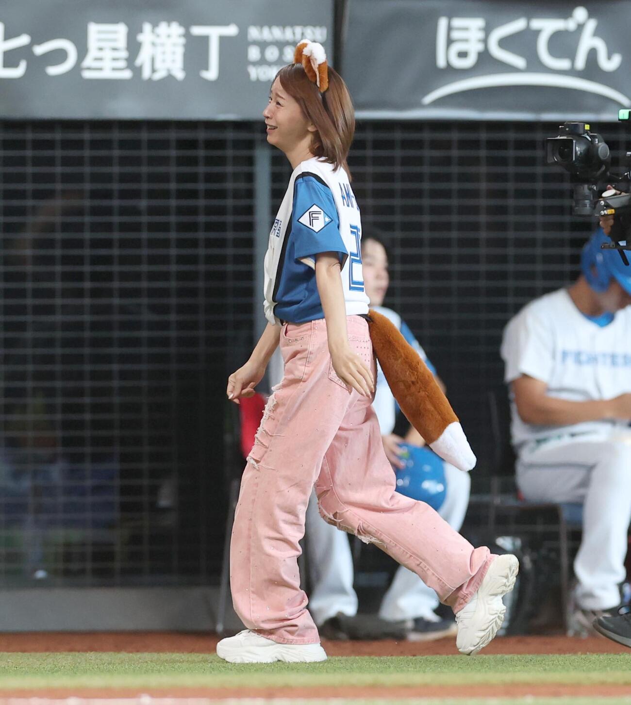 日本ハム対楽天　「きつねダンス」を踊る鈴木亜美（撮影・黒川智章）