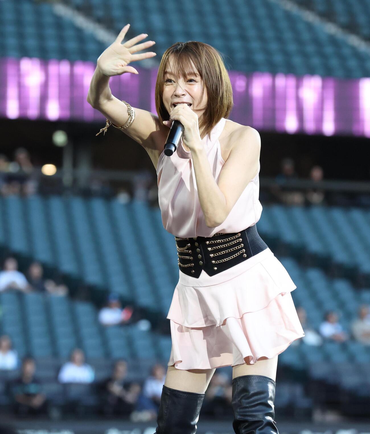日本ハム対楽天　試合後、ライブを行う鈴木亜美（撮影・黒川智章）