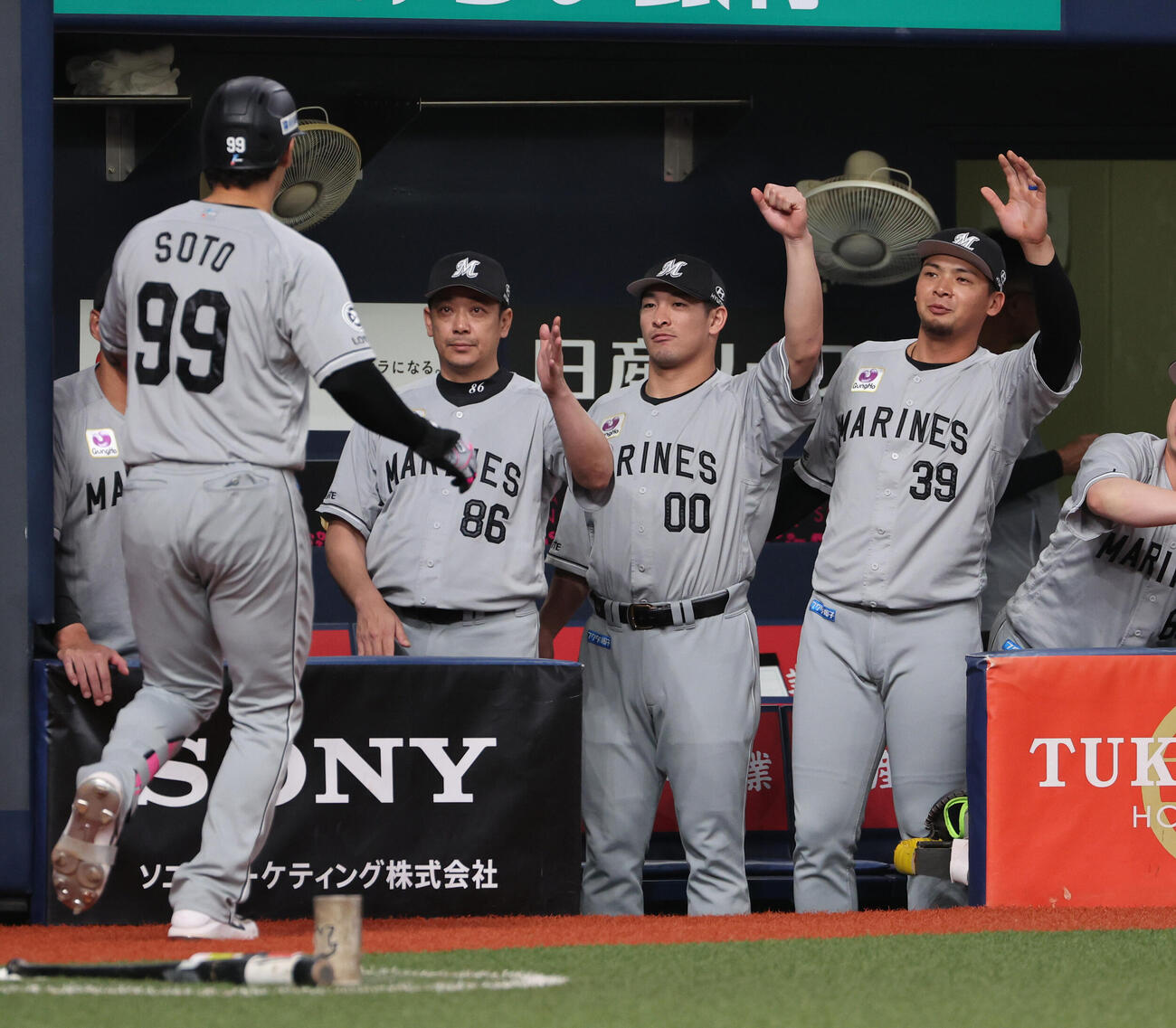 オリックス対ロッテ　2回表ロッテ無死、サブロー監督らは本塁打を放ったネフタリ・ソトをベンチで迎える（撮影・西尾就之）