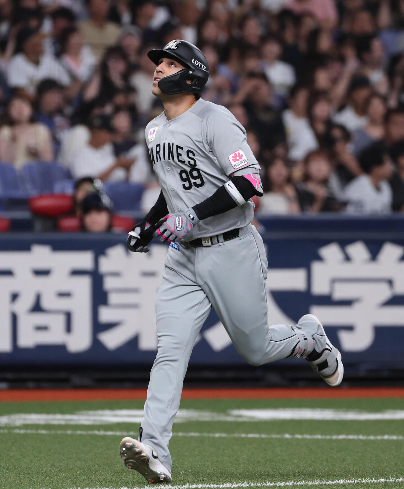 オリックス対ロッテ　2回表ロッテ無死、ネフタリ・ソトは本塁打を放ち、天を仰ぎながら本塁へ向かう（撮影・西尾就之）