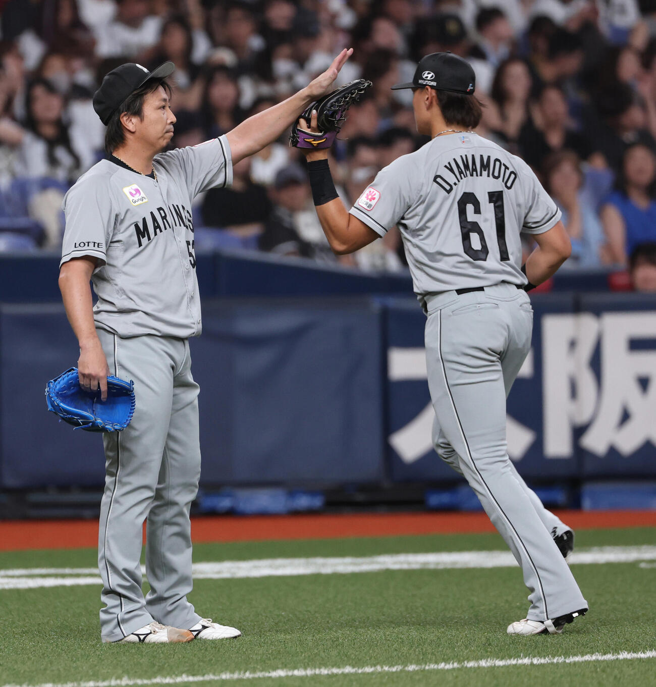オリックス対ロッテ　8回のピンチをしのいだロッテ2番手益田直也はナインを迎える（撮影・西尾就之）