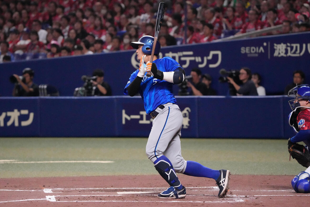 中日対DeNA 2回表DeNA1死一塁、安打を放つ松尾汐恩（撮影・森本幸一）
