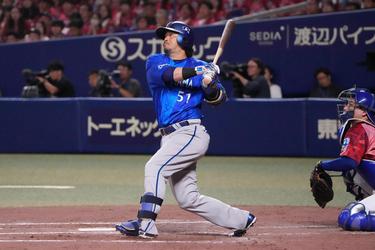 中日対DeNA 4回表DeNA2死、本塁打を放つ宮崎敏郎（撮影・森本幸一）