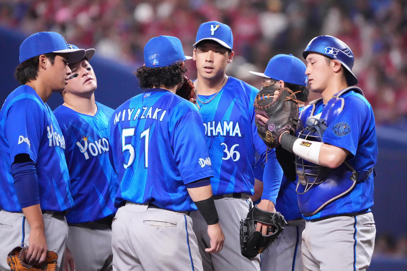 中日対DeNA 4回裏中日1死一、二塁、マウンド上の尾形崇斗（右から3人目）のもとに集まるDeNAナイン（撮影・森本幸一）