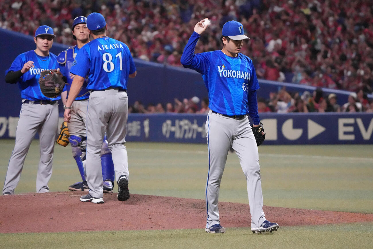 中日対DeNA 8回裏中日2死三塁、宮城滝太（右）はマウンドを降りる（撮影・森本幸一）