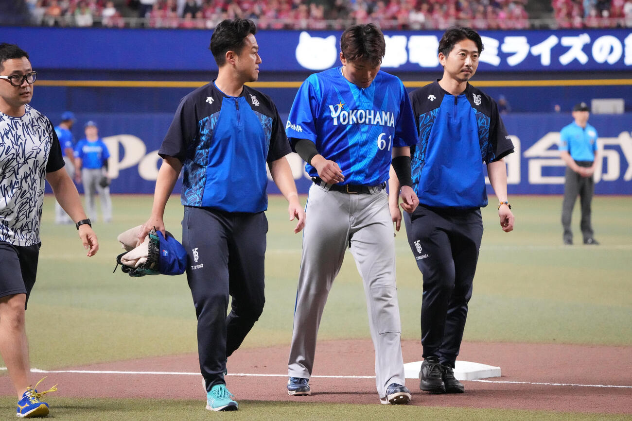 中日対DeNA 8回裏中日無死、蝦名達夫（右から2人目）は岡林勇希の飛球を好捕し負傷し交代する（撮影・森本幸一）