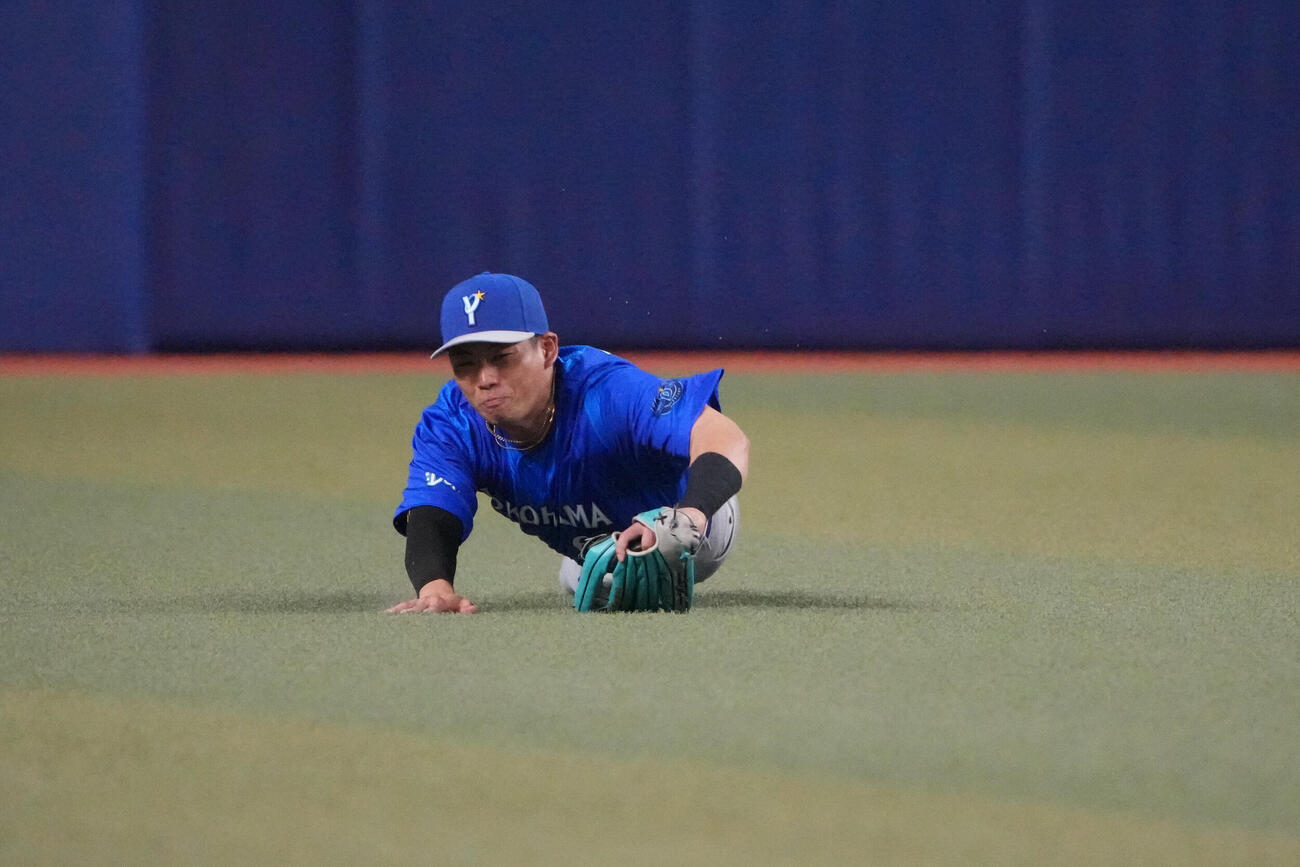 中日対DeNA 8回裏中日無死、岡林勇希の飛球を好捕する蝦名達夫（撮影・森本幸一）