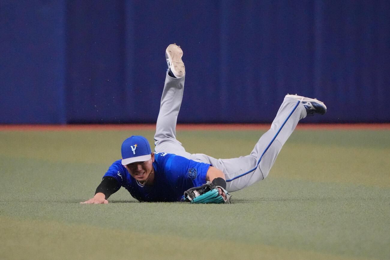 中日対DeNA 8回裏中日無死、岡林勇希の飛球を好捕する蝦名達夫（撮影・森本幸一）