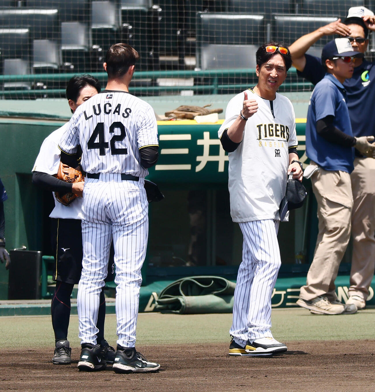 ライブBPに登板する阪神イーストン・ルーカス（左）にサムズアップポーズを送る藤川球児監督（撮影・加藤哉）