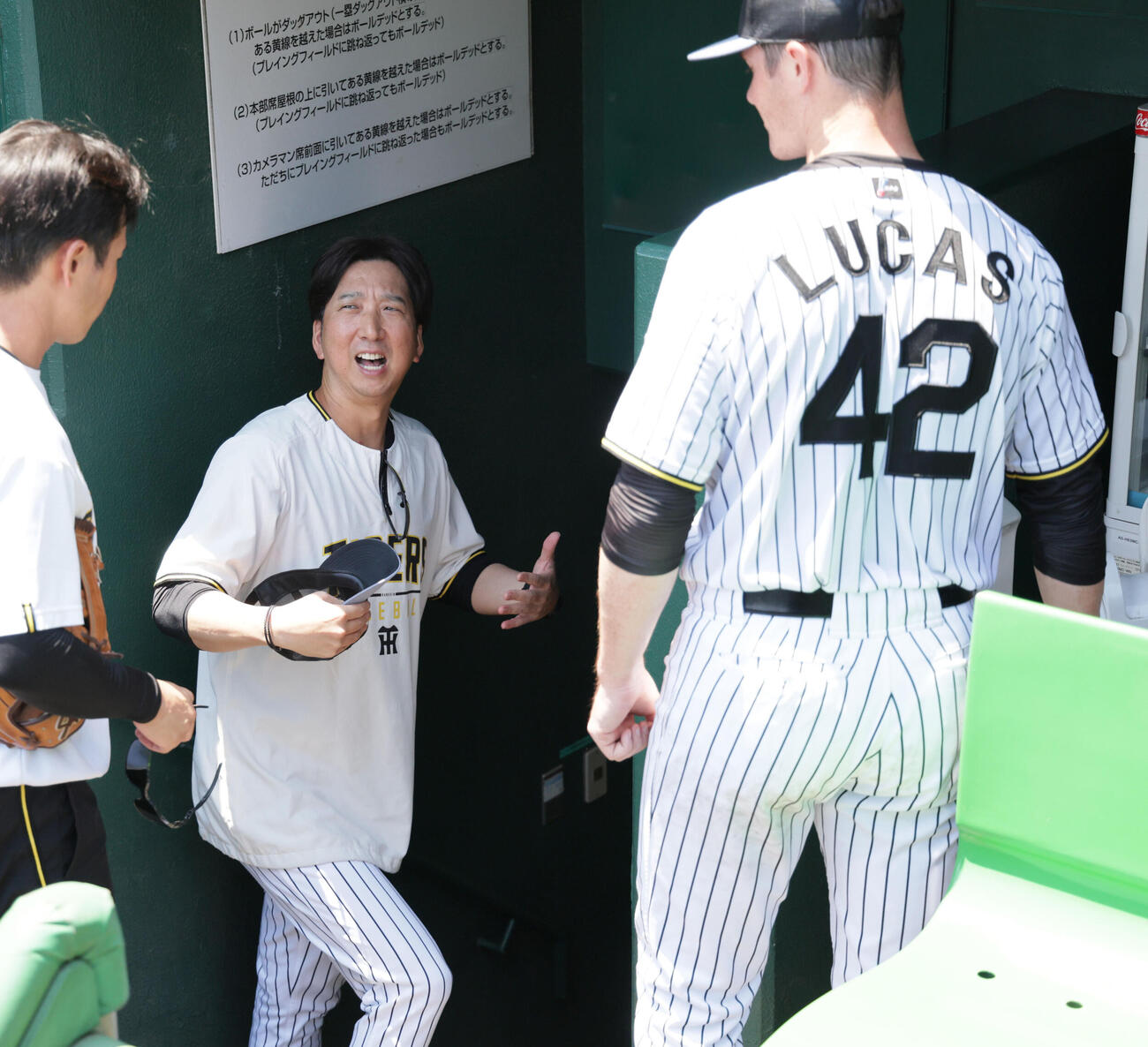練習前の甲子園でライブBP登板した阪神イーストン・ルーカスと談笑する藤川球児監督（撮影・宮崎幸一）