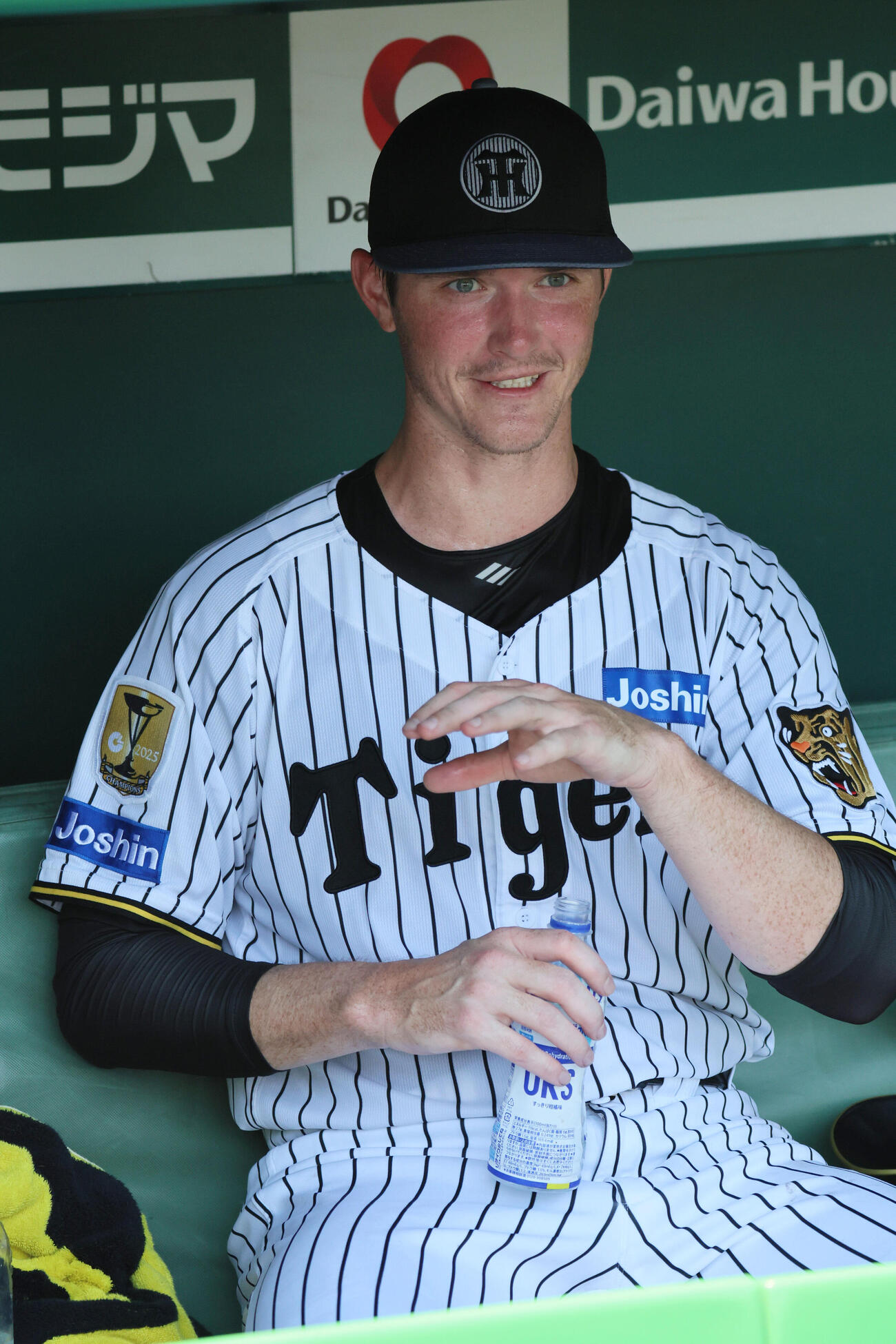 練習前の甲子園でライブBP登板した阪神イーストン・ルーカスはベンチで笑顔を見せる（撮影・宮崎幸一）