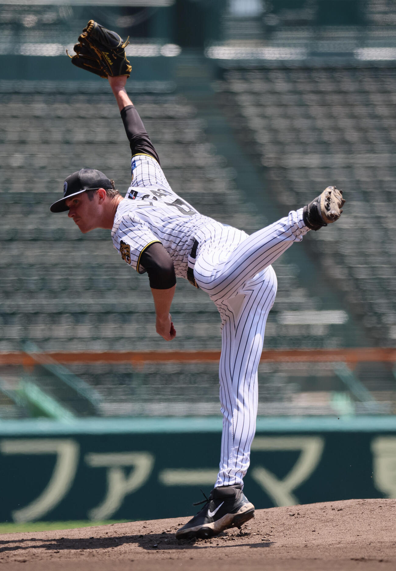 練習前の甲子園でライブBP登板した阪神イーストン・ルーカス..（撮影・宮崎幸一）