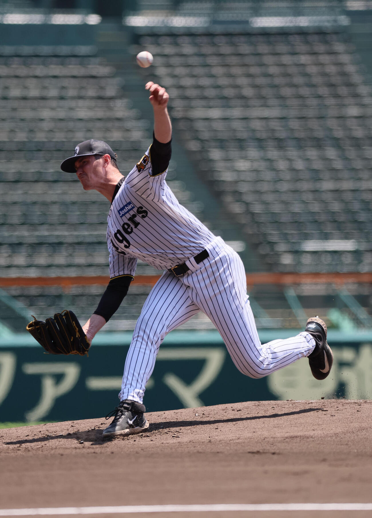 練習前の甲子園でライブBP登板した阪神イーストン・ルーカス..（撮影・宮崎幸一）