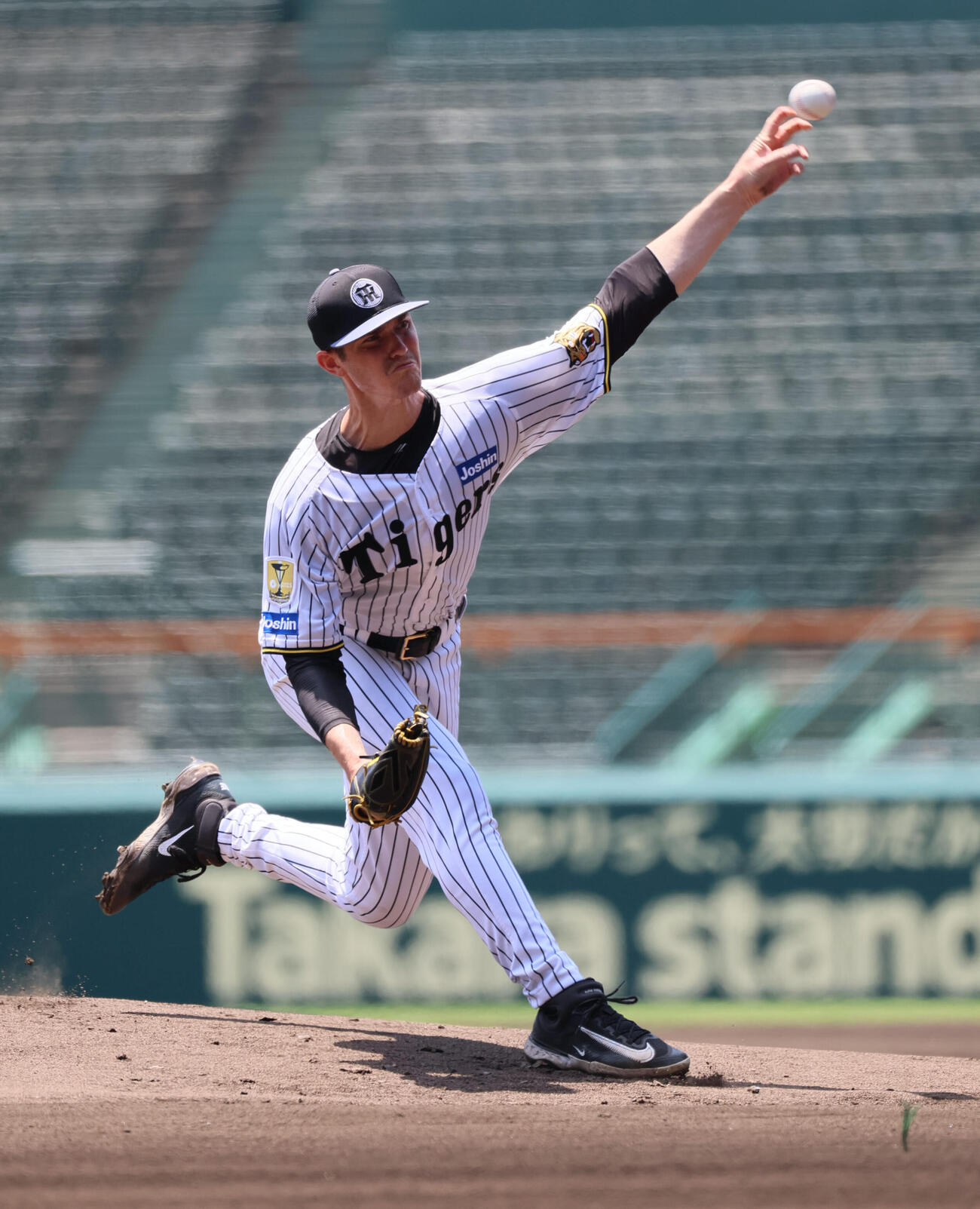 練習前の甲子園でライブBP登板した阪神イーストン・ルーカス..（撮影・宮崎幸一）
