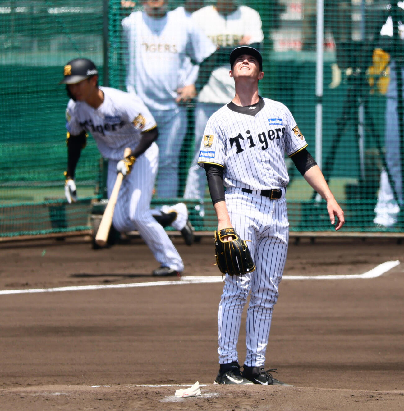全体練習前に行われたライブBPに登板した阪神イーストン・ルーカス（撮影・加藤哉）