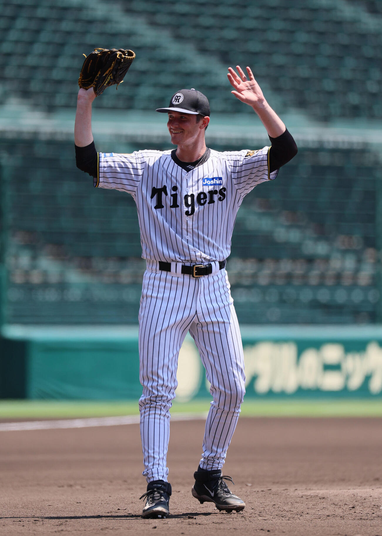 練習前の甲子園でライブBP登板した阪神イーストン・ルーカス（撮影・宮崎幸一）