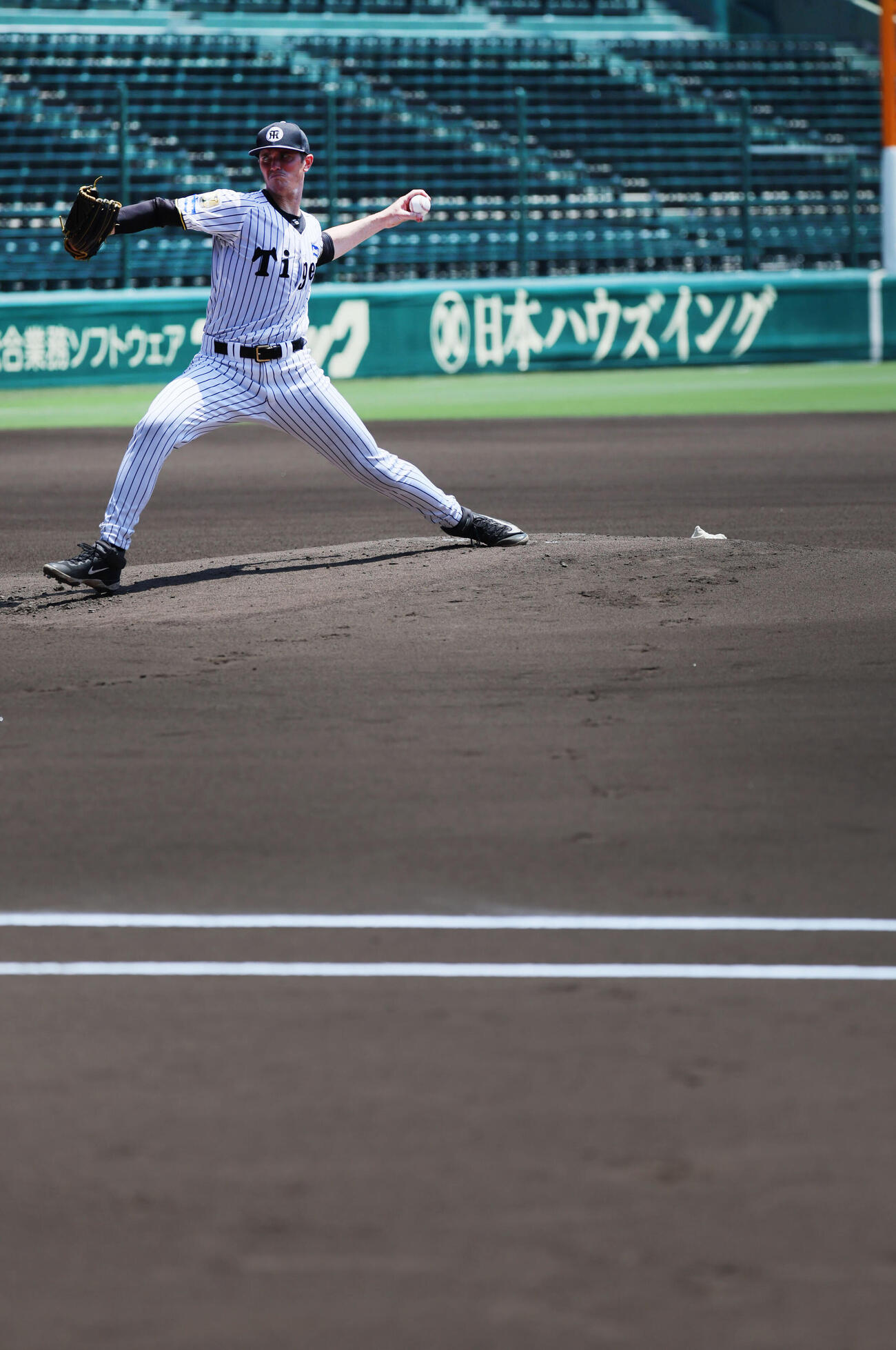 練習前の甲子園でライブBP登板した阪神イーストン・ルーカス（撮影・宮崎幸一）
