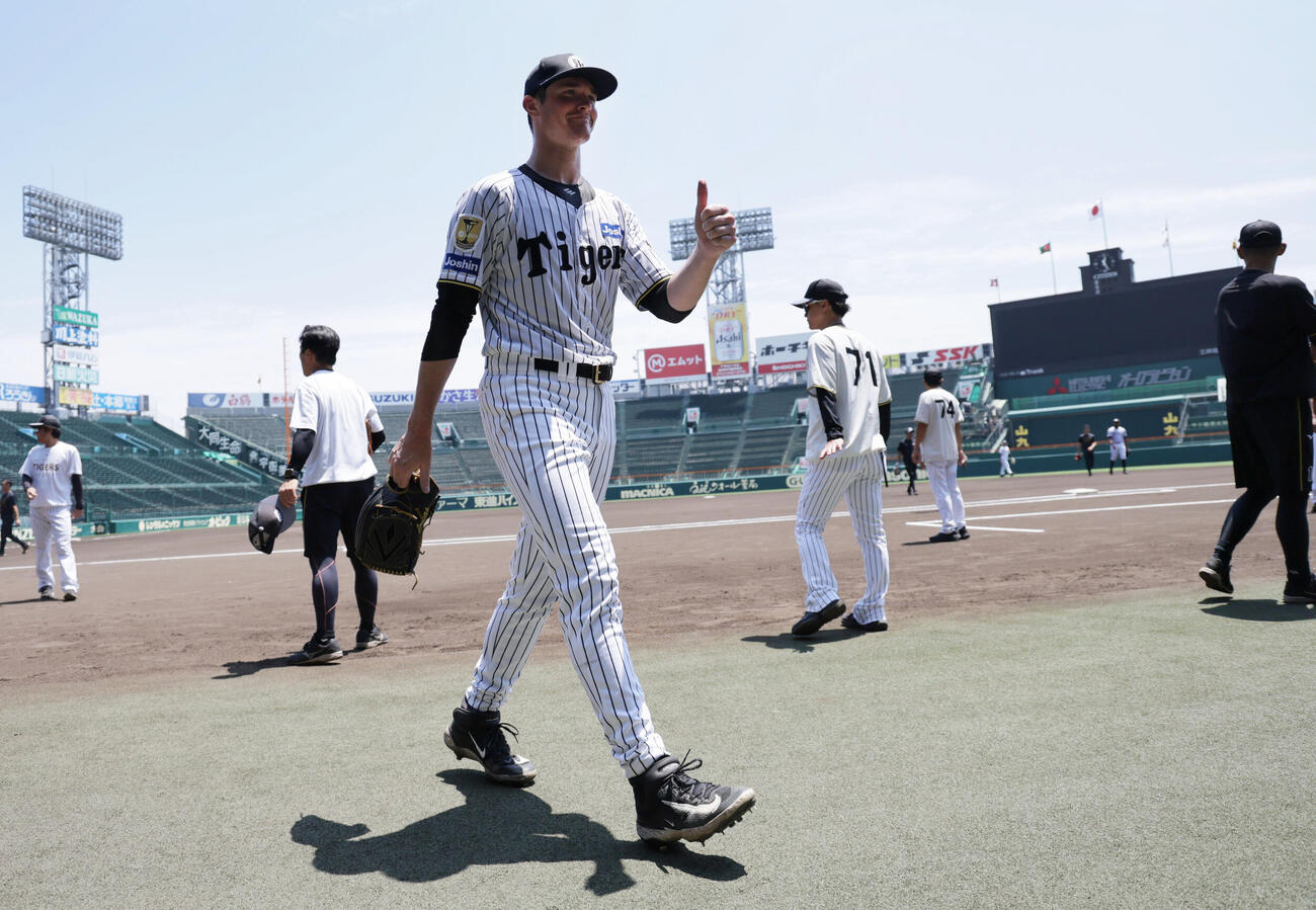 練習前の甲子園でライブBP登板した阪神イーストン・ルーカスは、サムアップを見せる（撮影・宮崎幸一）