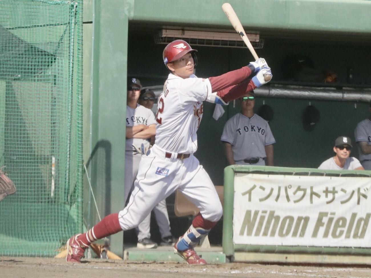 6月17日ファーム・リーグ楽天対巨人　左翼に打球を飛ばす楽天岸本佑也内野手（撮影・高橋香奈）