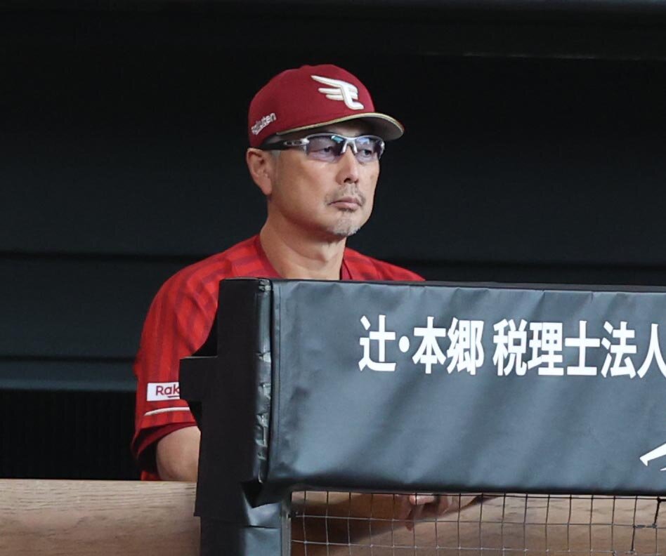 日本ハム対楽天　試合を見つめる吉井理人監督（撮影・黒川智章）